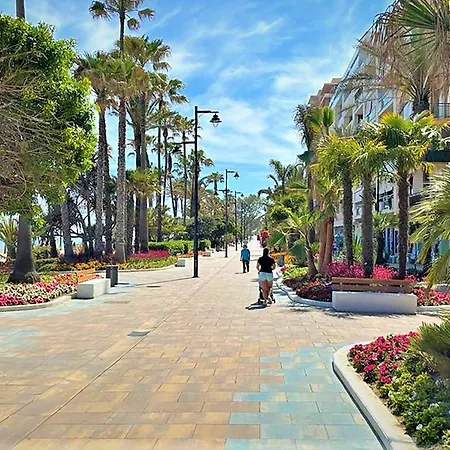 Apartment Centre Beachfront Rossi *